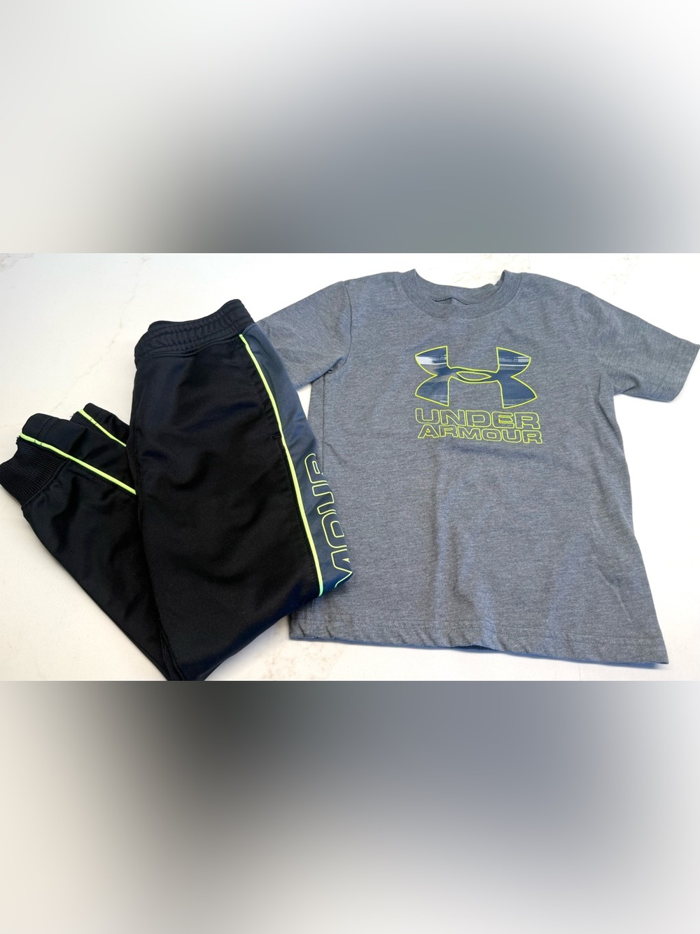 Boys Under Armour Size 4 Gray HeatGear Logo Tee & Black Jogger Pants Set